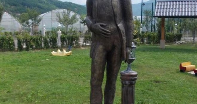 Poznati sarajevski mesar Sejo Brajlović 'izlio' sam sebi spomenik u bronzi!