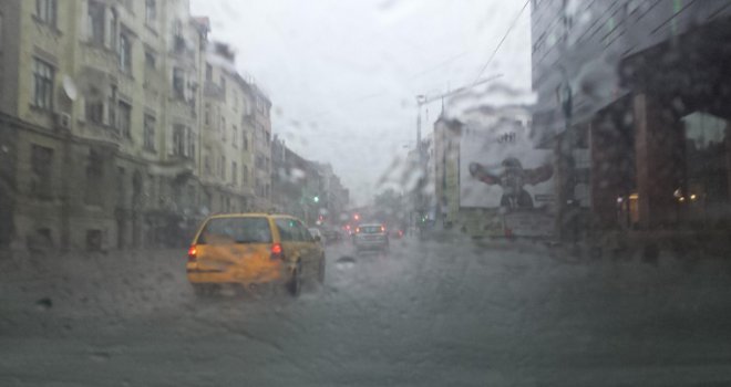 Snažno nevrijeme zahvatilo Sarajevo, ulice pod vodom