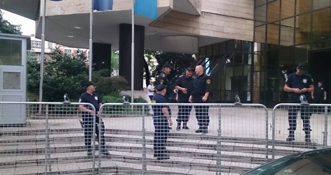 Izbio incident u pauzi između sjednica, demonstranti pokušali ući u zgradu: Stigli specijalci, novinari stjerani u suteren