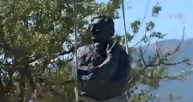 Na Kninsku tvrđavu postavljen spoemnik Franji Tuđmanu