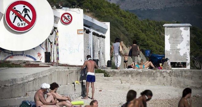 Na splitskoj plaži osvanuo znak zabrane kupanja homoseksualcima: Hrvatima se ne sviđa istospolna ljubav...