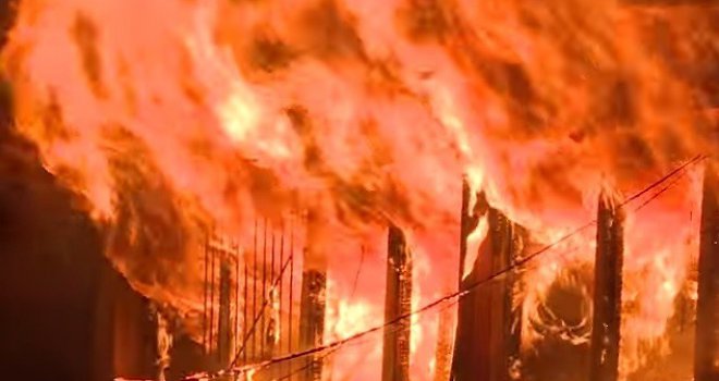 Vatra progutala fabriku montažnih kuća 'Krivaja': Vatrogasci se borili čitavu noć, radnici nemoćno gledali kako im nestaju radna mjesta