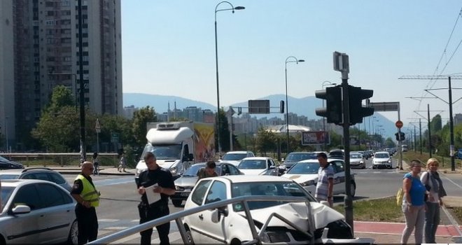 Novi horor u Sarajevu: Vozilom se zabio u tramvajsku stanicu na Otoci i pokosio pješakinju!