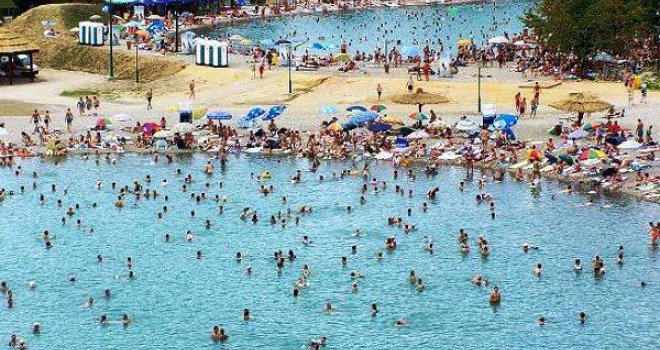 Dok se Sarajevo guši u uzavrelom betonu, u Tuzli padaju rekordi: 210.000 kupača na Panonskim jezerima!