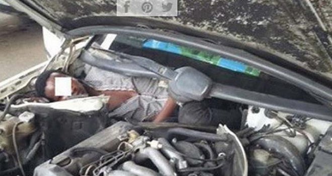 To se zove krajnji očaj: Španska policija zatekla izbjeglicu zgnječenog ispod haube automobila!