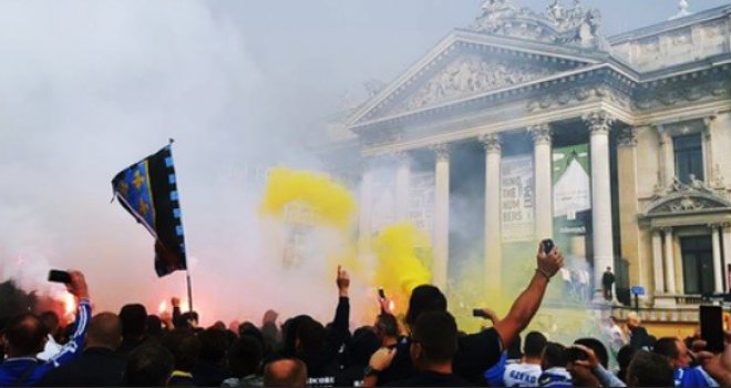 Šta srpske zastave rade u Briselu? Navijaju zajedno s bosanskim! 