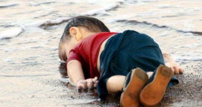 Kao i maleni Aylan Kurdi: Nova strašna fotografija utopljene bebe potresa svijet...