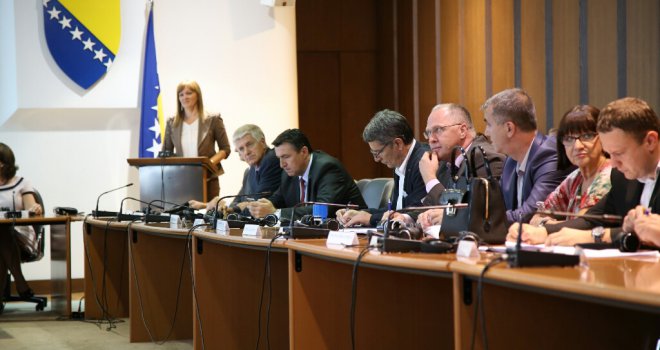 noční klub fena zadek do úst noční klub fena zadek do úst