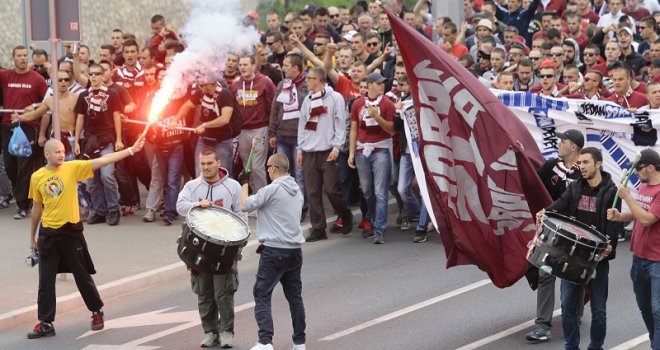 Više od hiljadu navijača Sarajeva krenulo prema Željinom stadionu