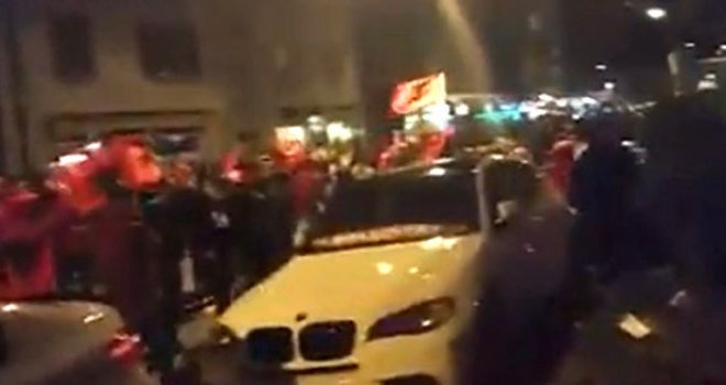 Pogledajte brutalan obračun srpskih i albanskih navijača: Policija u zadnjem trenutku spriječila krvoproliće!