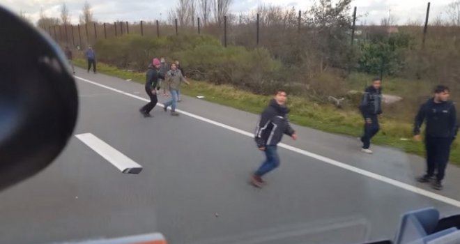 Vozač kamiona pokušao pregaziti izbjeglice pa snimak objavio na YouTubeu