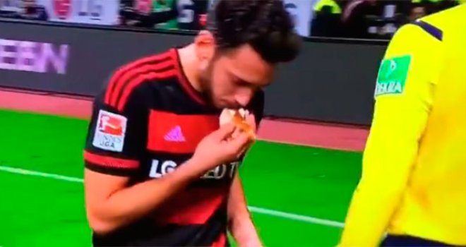 Navijač pogodio Hakana sendvičem od svinjetine, fudbaler Bayera mu opalio 'šamar' nad 'šamarima'