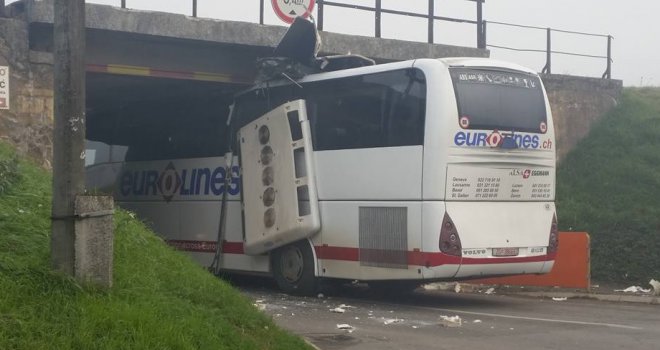 Nesvakidašnja saobraćajna nesreća: Autobus se zaglavio ispod nadvožnjaka!
