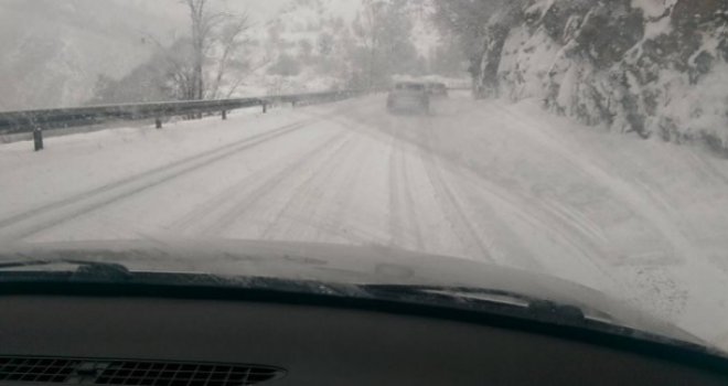 Na cestama širom BiH ugažen snijeg i poledica