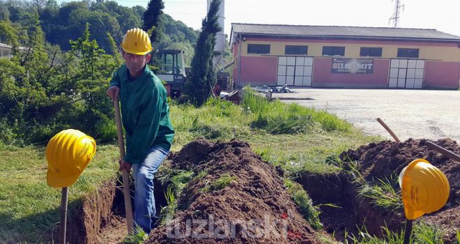Očaj do smrti: Gladni radnici Tuzla- Kvarca iskopali grobove u kojima čekaju kraj...