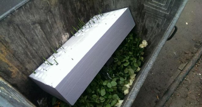 Ko je bacio svijeće i cvijeće u spomen ubijenim pripadnicima JNA u Dobrovoljačkoj ulici?