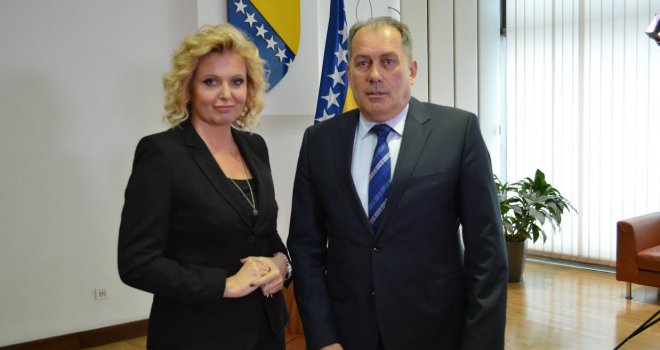 Ministar Mektić 'pokleknuo' pred Sanelom Prašović i progovorio o ravnogorskom pokretu, paradžematima, silikonima...  