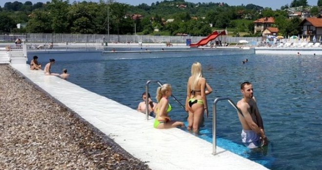 I Tuzlanke izložile svoja tijela suncu: Počela sezona kupanja na kompleksu slanih jezera 'Pannonica'