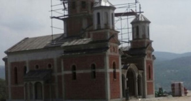 Strava u Banjaluci: Muškarac se objesio na ulazu u crkvu u naselju Pobrđe