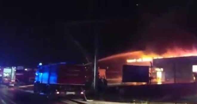 Veliki požar progutao tržni centar 'Škafa' u Rakovici: Objekat u potpunosti izgorio