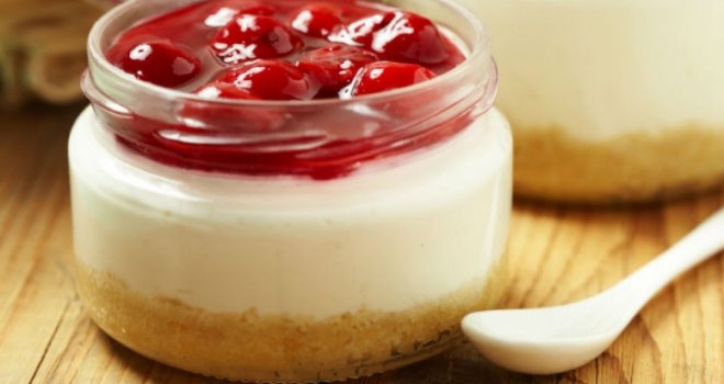 Ljetni cheesecake u čaši: Lagani recept bez miksera i rerne
