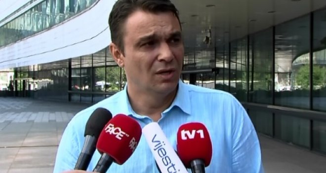 Sadik Ahmetović: Napad na Vučića bio je stihijski odgovor mase, Tužilaštvo jedino može pohapsiti 70.000 učesnika dženaze