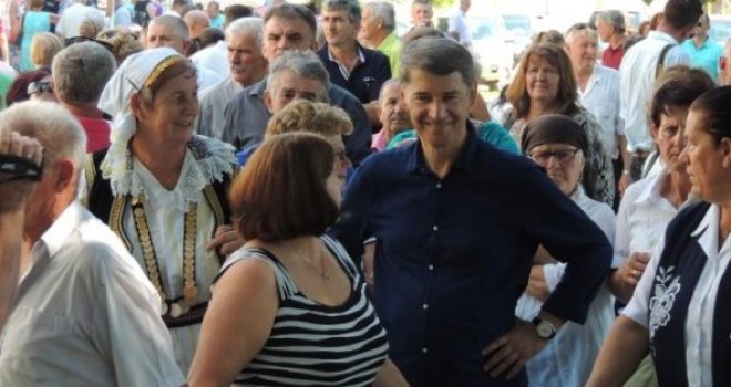 Žene opkolile Jasmina Imamovića: Ovako su gradonačelnika Tuzle dočekale Breščanke...