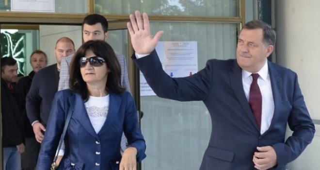 Dodik sa suprugom glasao u rodnim Laktašima: Ako će da me hapse, neka hapse čitav referendum!