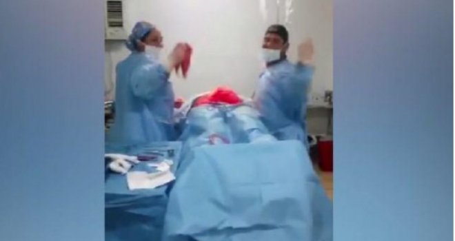 Skandal u operacionoj sali: Snimak hiruga koji pleše i igra se sa tkivom šokirao javnost