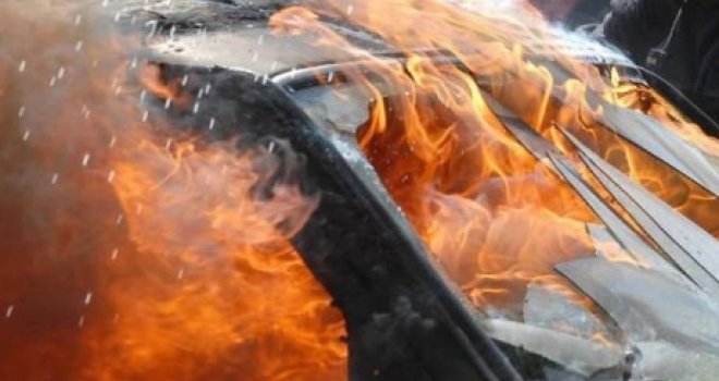 Automobil se zapalio u sudaru s motorom, vozač poginuo: Policija, vatrogasci i hitna pomoć na licu mjesta
