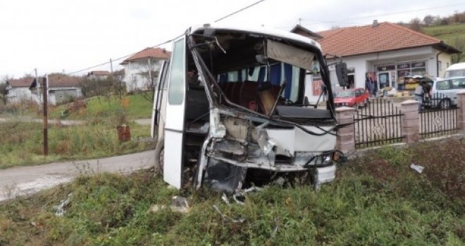 Sudarili se voz i autobus u Srebreniku, tri osobe zadržane u bolnici