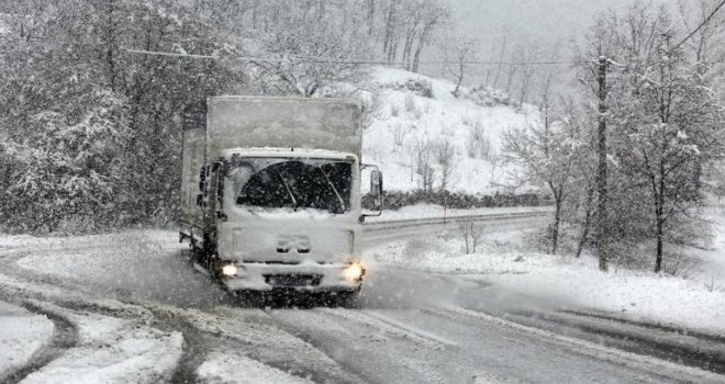 Zbog snježnih nanosa i jakog vjetra problemi na putevima  u BiH