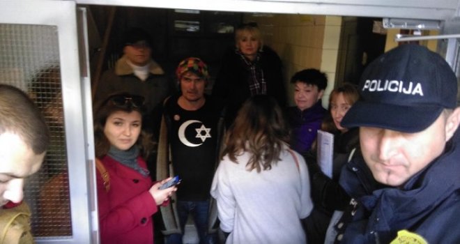 Stanari iz ulice Zmaja od Bosne nisu dozvolili ulaz policiji u haustor u Sarajevu