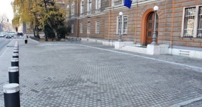 Pločnik ispred Predsjedništva BiH i dalje aktuelna tema: Bio sluga ili car, možeš stat' na trotoar