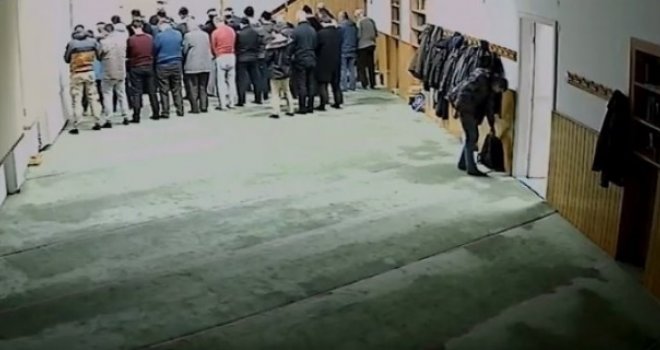 Prepoznajete li kradljivca: Ušetao u sarajevsku džamiju i ukrao torbu