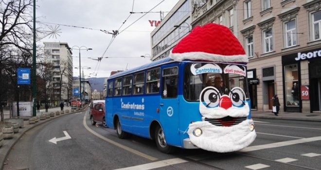 Sačekajte Djeda Mraza i njegov autobus, samo mu mahnite i dogodit će se ovo...