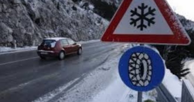Upozorenje vozačima: Ceste mjestimično zaleđene, jaki bočni udari vjetra stvaraju snježne nanose