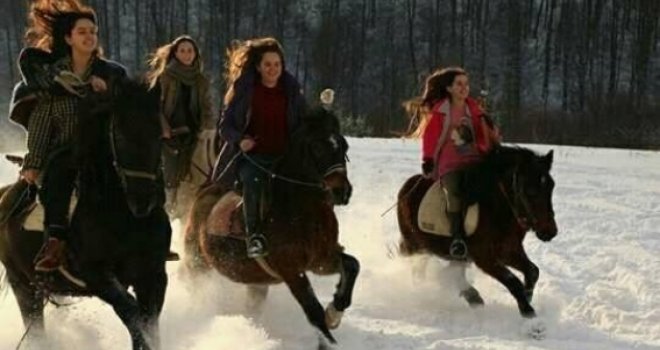 Filmski prizori iz Istočne Bosne: Srebreničke djevojke jašu konje kao ljepotice u američkim kaubojcima