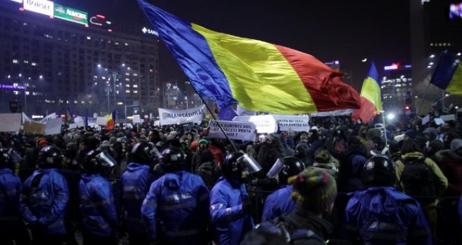 Narod rekao DOSTA mafijaškoj vlasti: Rumuni nastavljaju proteste i traže ostavku vlade