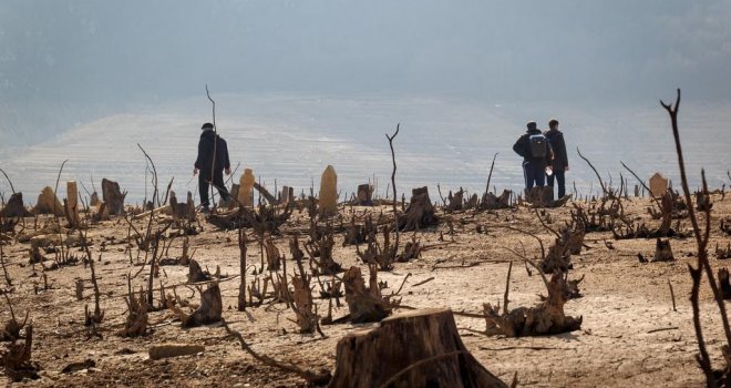 Prizori kao iz horora: Iz Ramskog jezera izronili grobovi...