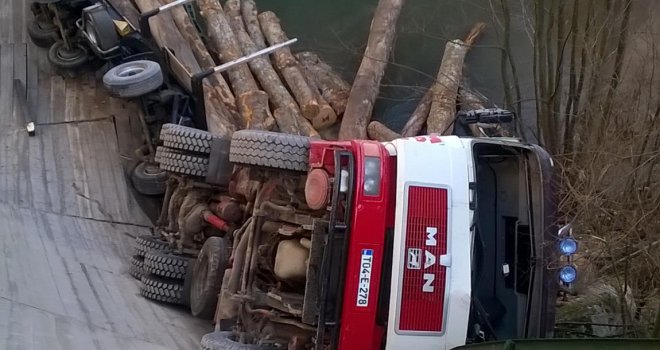 Jeziva fotografija s mjesta nesreće: Kamion polomio most i survao se u korito Prače