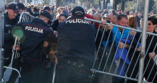 Nezadovoljne majke Crne Gore srušile zaštitnu ogradu ispred Vlade, ali tu ih je dočekao kordon policije...