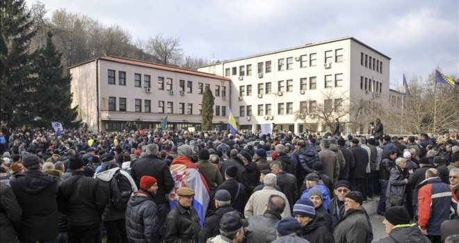 Radnici zeničke Željezare blokirali Alipašinu ulicu: Vratite nam 50 miliona
