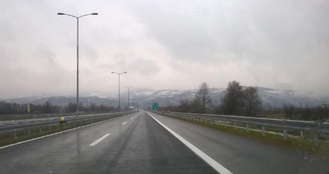 Voda i mulj uklonjeni sa autoputa Kakanj-Zenica, saobraćaj otežan