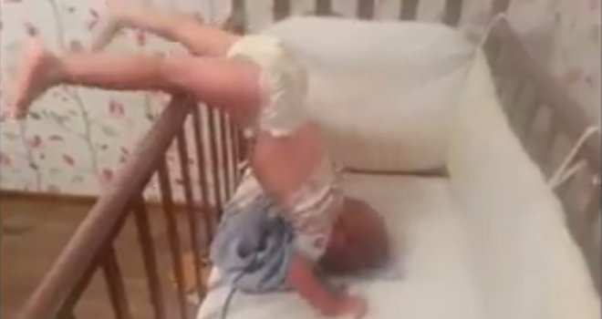 Nevjerovatna beba: Mali akrobata dokazao da je svaki cilj dostižan...