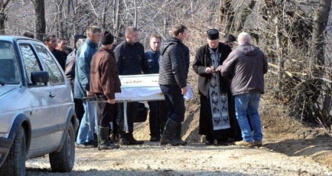 Bol i suze na sahrani dječaka Konstantina (10): Porodica udaljila novinare, letjele i kamenice...