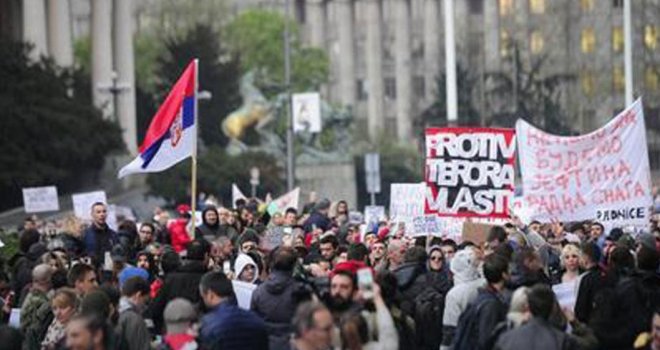 Treći 'Protest protiv diktature': Ulice pune ogorčenih ljudi, širom Srbije se ori 'Vučiću, lopove!'