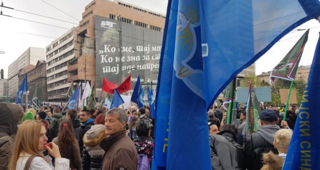 Protesti širom Srbije se ne smiruju, studentima se pridružili i pripadnici vojske i policije