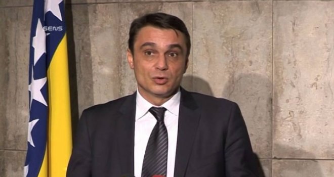 Ahmetovićeva reakcija na 'žuti karton' iz SDA: Pravila igre sudija ne zna...