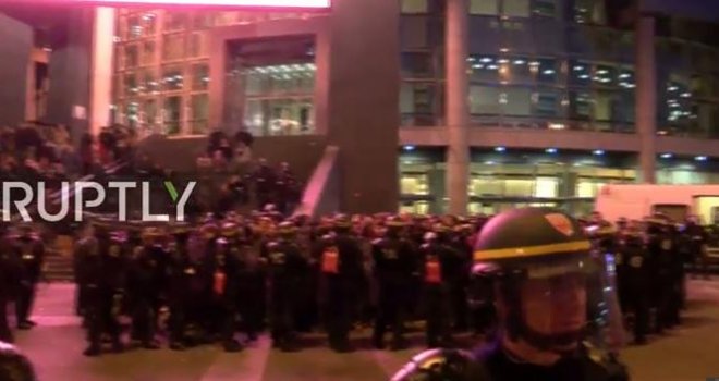 Demonstranti se sukobili sa policijom zbog Le Pen: Bacali dimne bombe i flaše